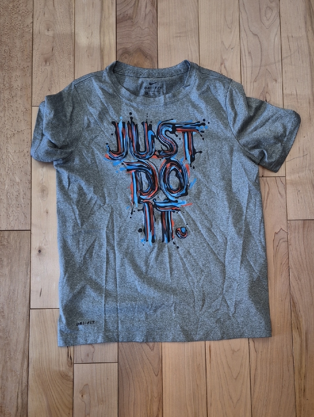 Boys' Size 7/8 Gray Nike 'Just Do It' Graphic Tee
